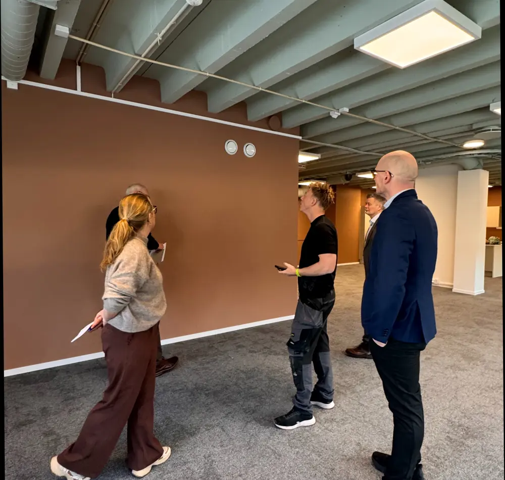 Rustikke industridetaljer kombinert med varme farger i et funksjonelt lokale hvor det er rom for vekst.