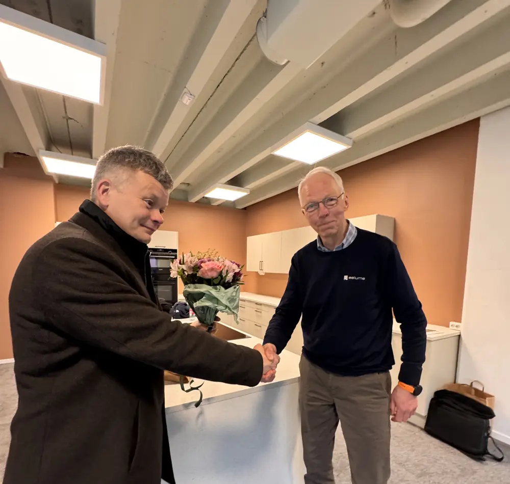 Ragnar Eggen (t.v.) fra Nyhavna Utvikling ønsker Morten Bjerkholt lykke til i nye lokaler.