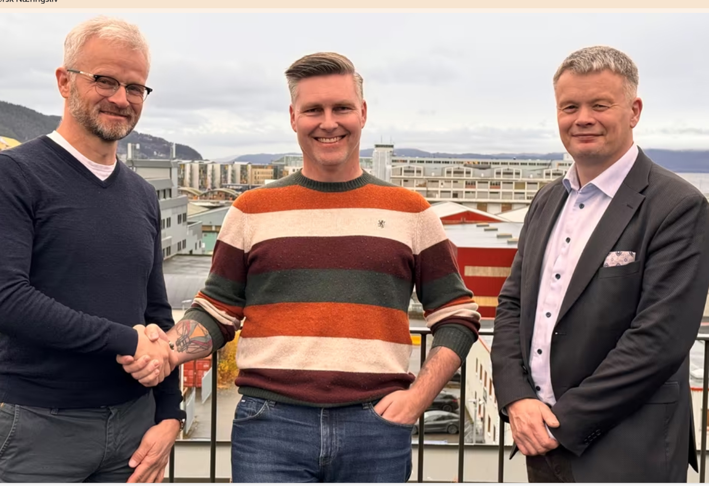 Erik Erlien (t.v.) og Ragnar Eggen fra Nyhavna med Kim L. Sørensen fra Ubiq i midten.