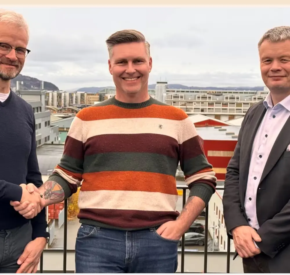 Erik Erlien (t.v.) og Ragnar Eggen fra Nyhavna med Kim L. Sørensen fra Ubiq i midten.