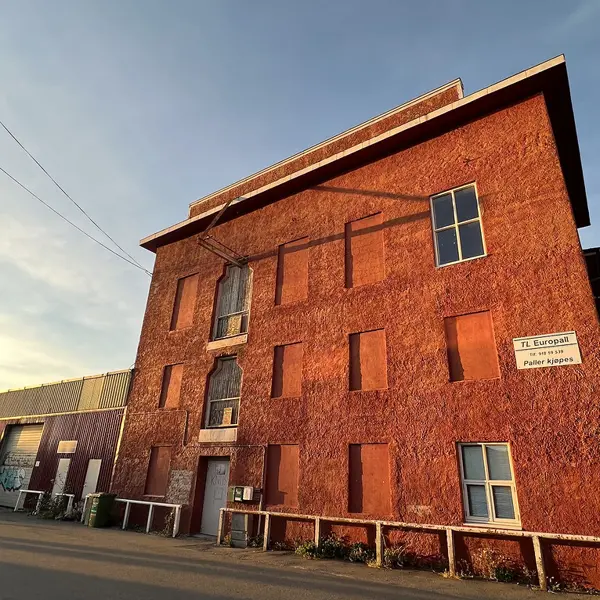 Den vakre teglsteinsbygningen er i relativt god stand. Arkitektonisk skal det opprinnelige uttrykket tilbakeføres. Illustrasjon: Nyhavna Utvikling.