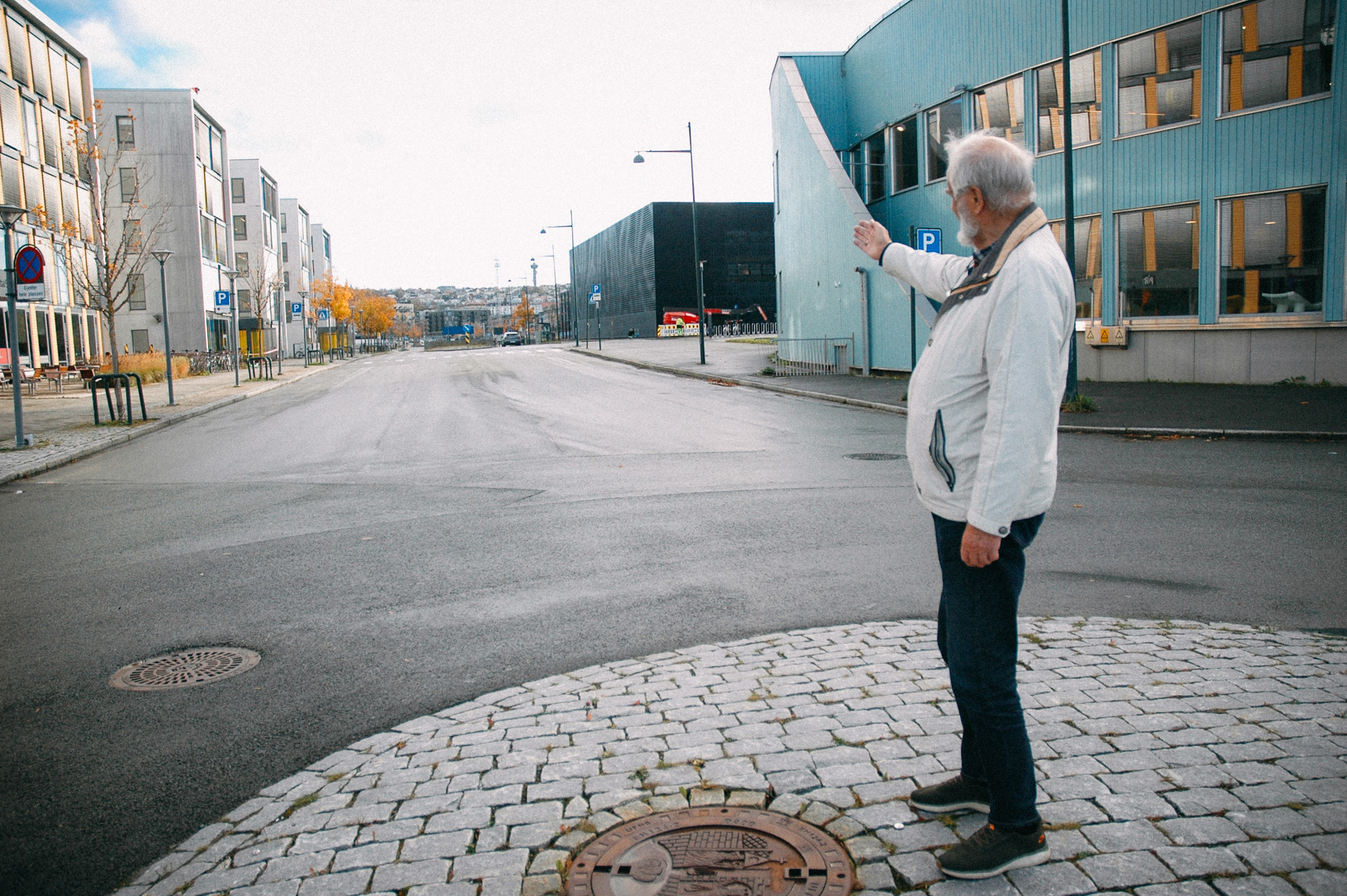 Tore Andreas Torp peker mot området der Nidelva tidligere hadde sitt utløp.