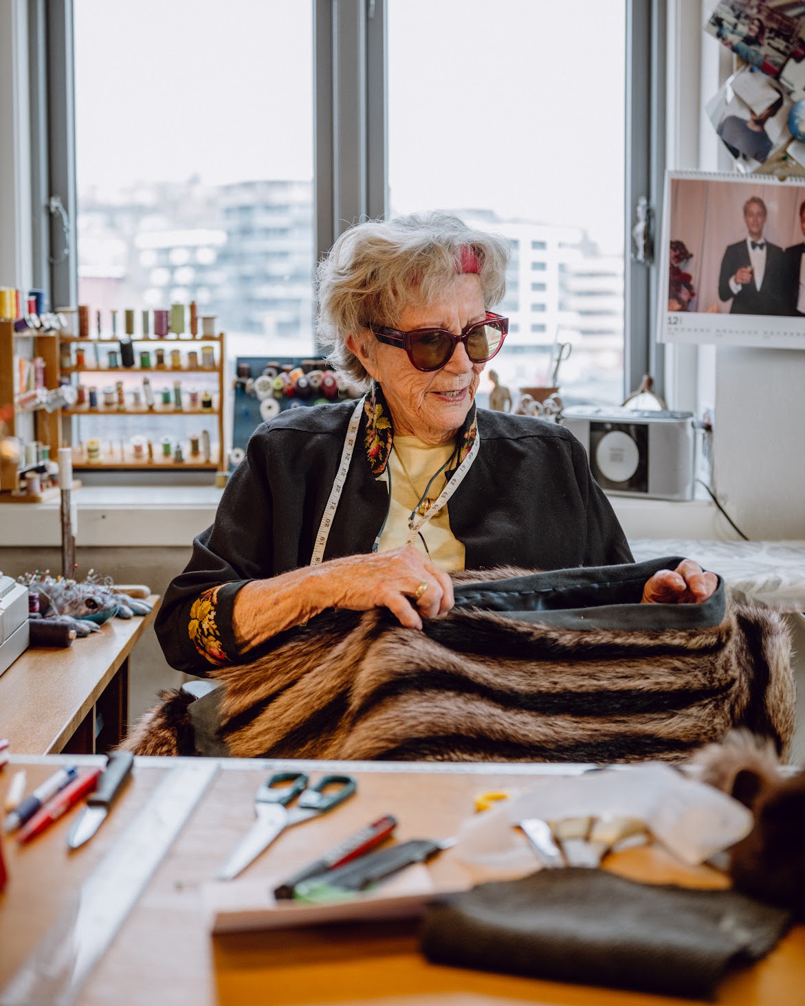 Elsker kåper og vester: Bjørg får masse klær som hun syr om på. Blant favorittene er pelskåper som hun for eksempel kan gjøre om til en vest. – Sist helg solgte jeg tre antrekk, mange kommer innom for å se hva jeg har, sier hun. 