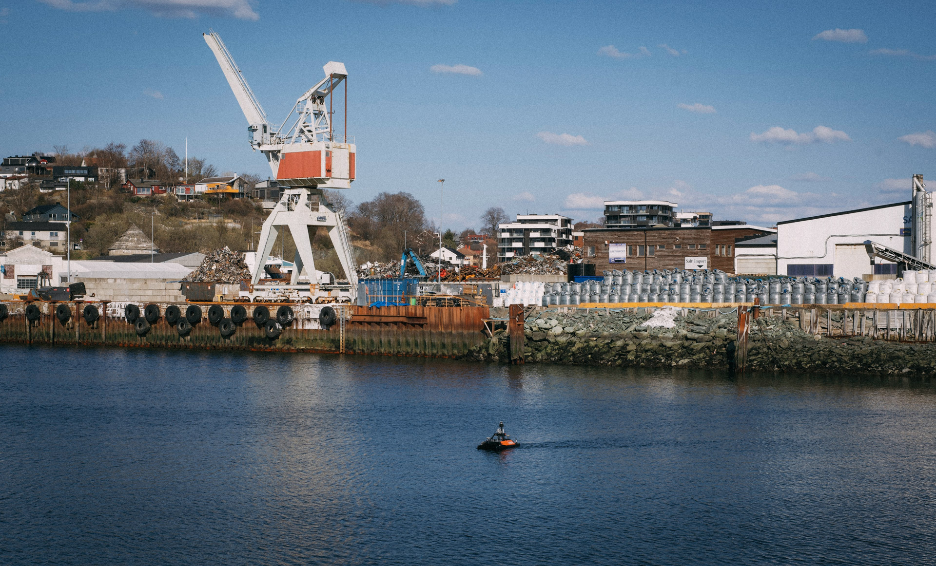 Liten sjødrone i havnebassenget på Nyhavna, utenfor Kullkranpiren. 