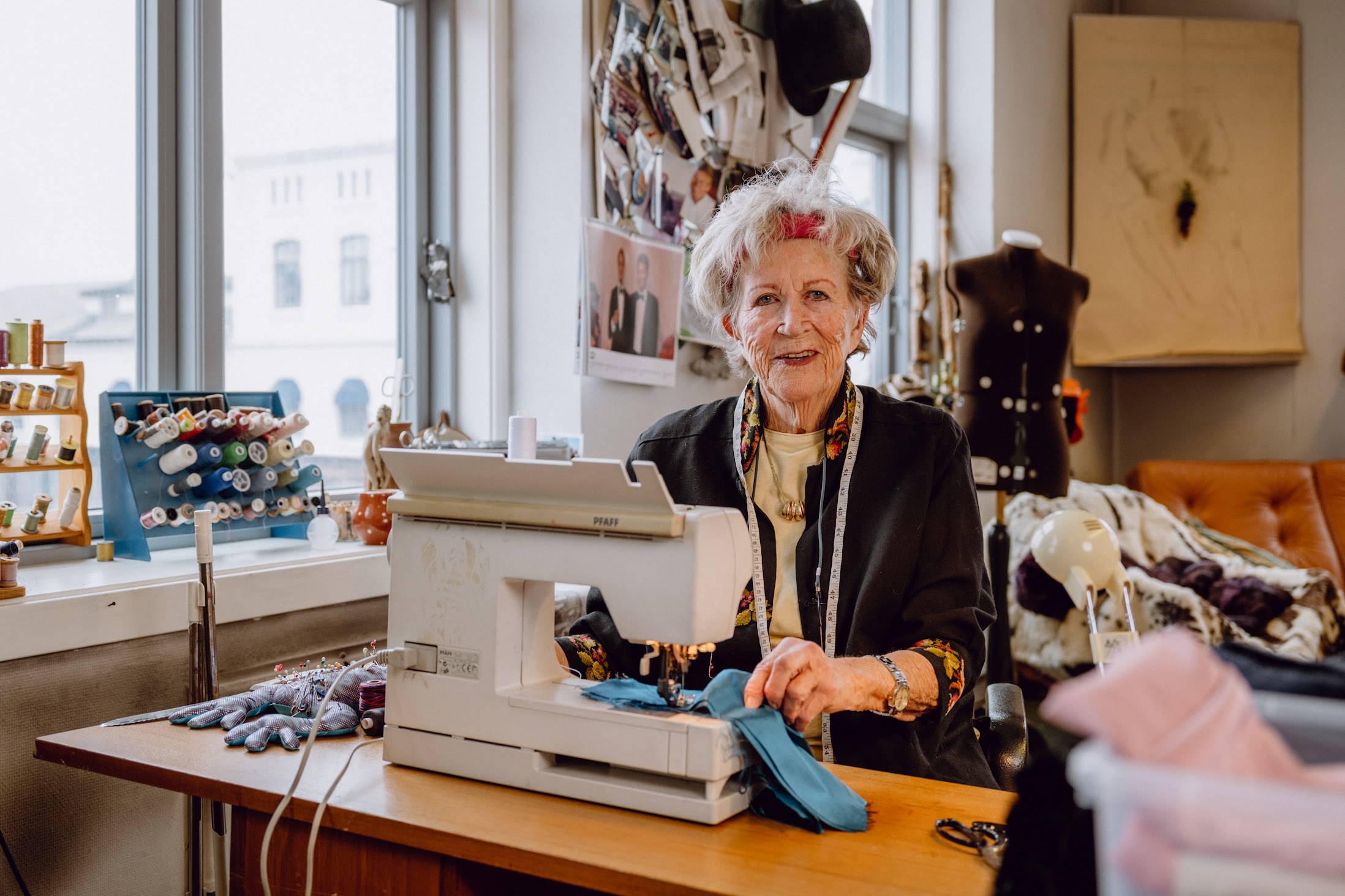 Nyhavna-kunstner: Klesdesigner Bjørg Daniels Hefte har i mange år vært en del av kunstmiljøet i Strandveikaia på Nyhavna. Til sommeren pakker hun ned symaskinen og «Bjørgs verksted» for godt, og flytter virket som designer hjem til Lade.