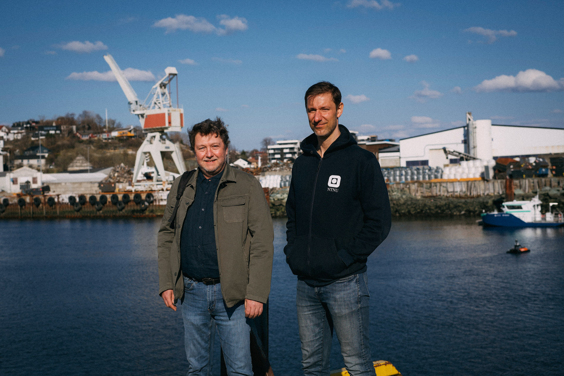 Tor Arne Johansen og Ole Andreas Alsos foran havnebassenget på Nyhavna.