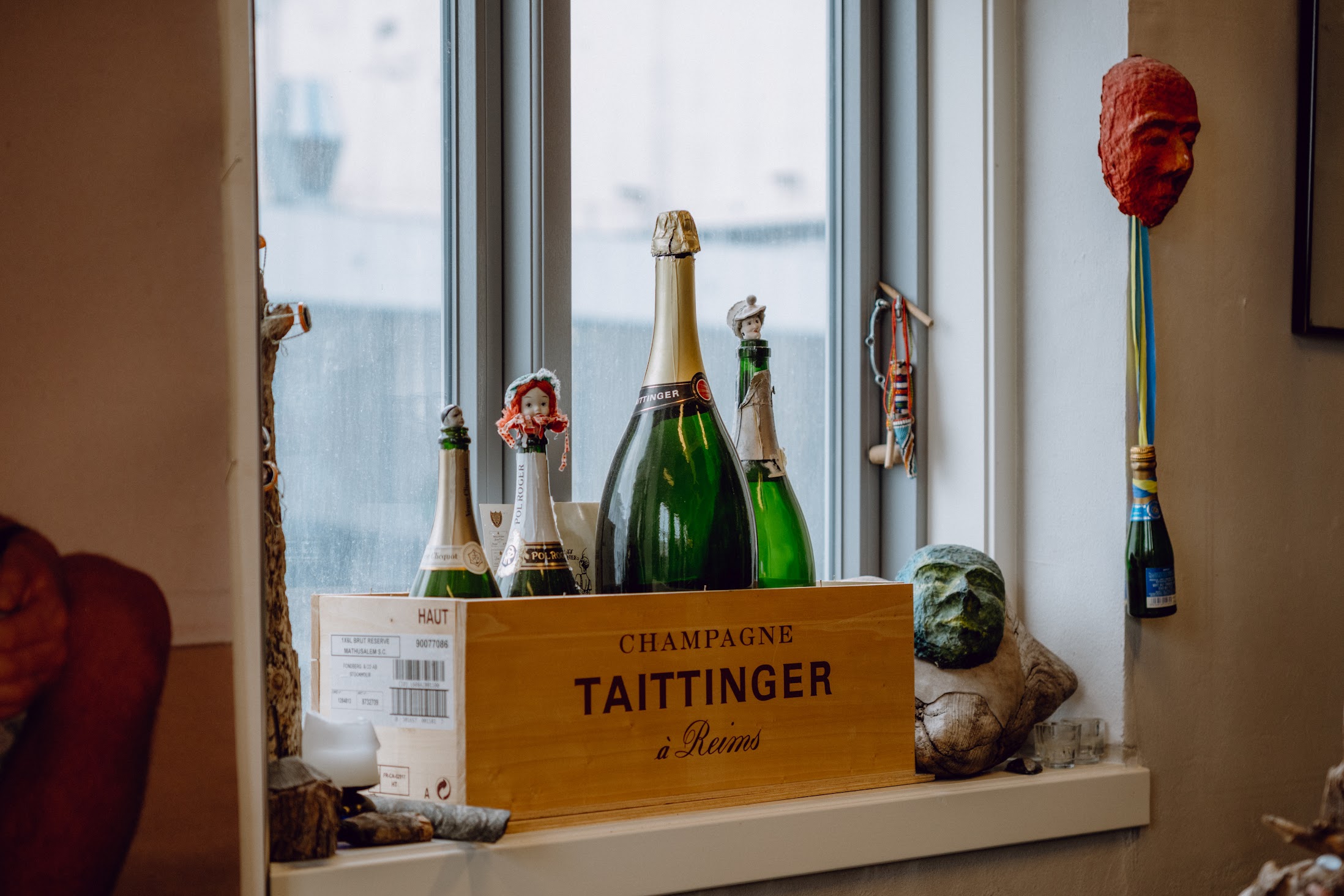 Champagne-elsker: Bjørg er med i en champagneklubb som møtes jevnlig for å drikke gul enke, champagnen Veuve Clicquot. På 80-årsdagen fikk hun den store flaska i karmen. I september blir det muligens en ny stor flaske, da hun fyller 90 år. 