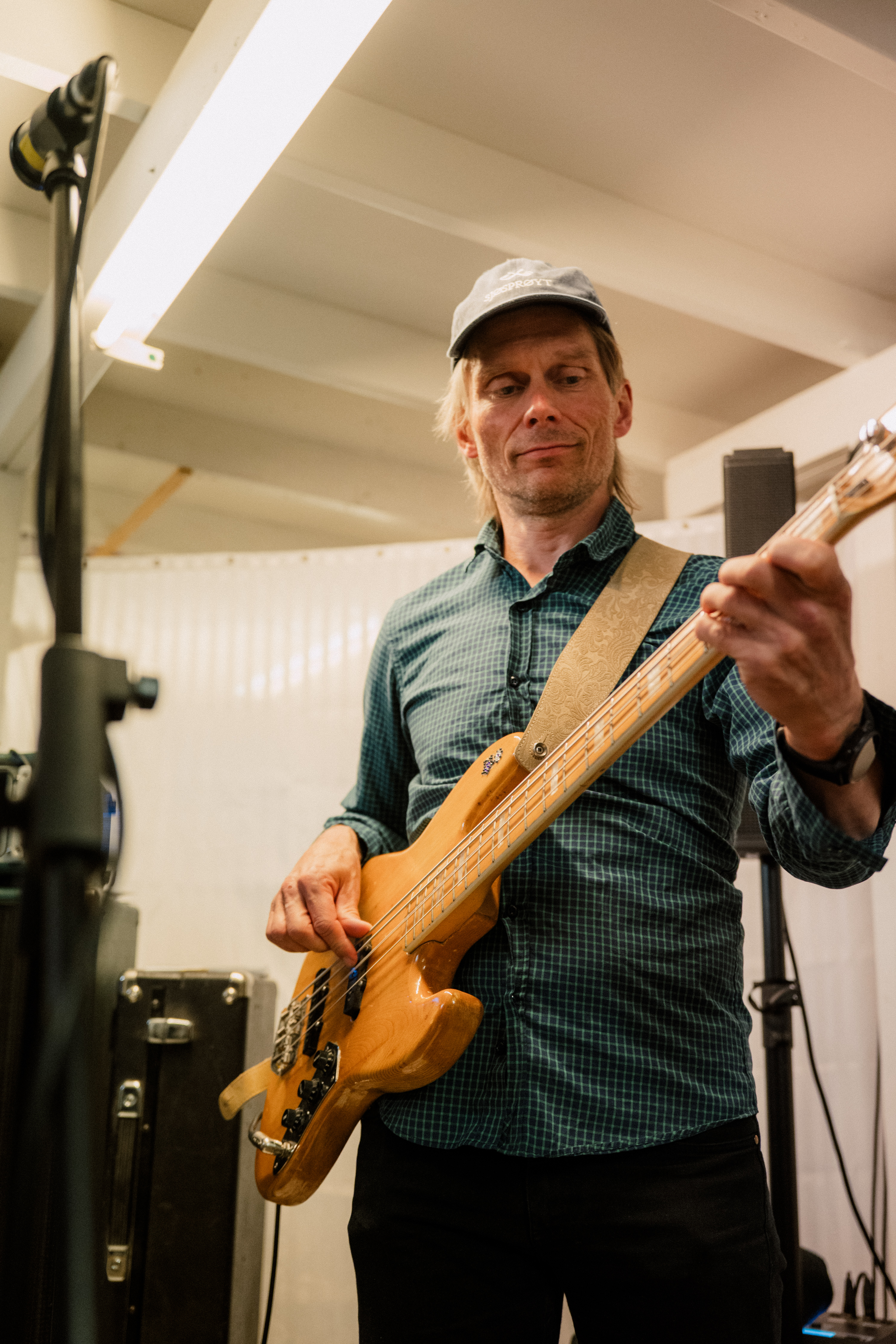 Tore Fallet spiller bass under øving med Dave Stevens Band.