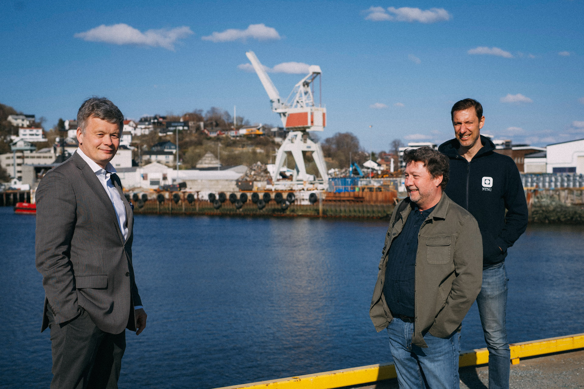Ragnar Eggen, Tor Arne Johansen og Ole Andreas Alsos foran havnebassenget ved Kullkranpiren på Nyhavna.