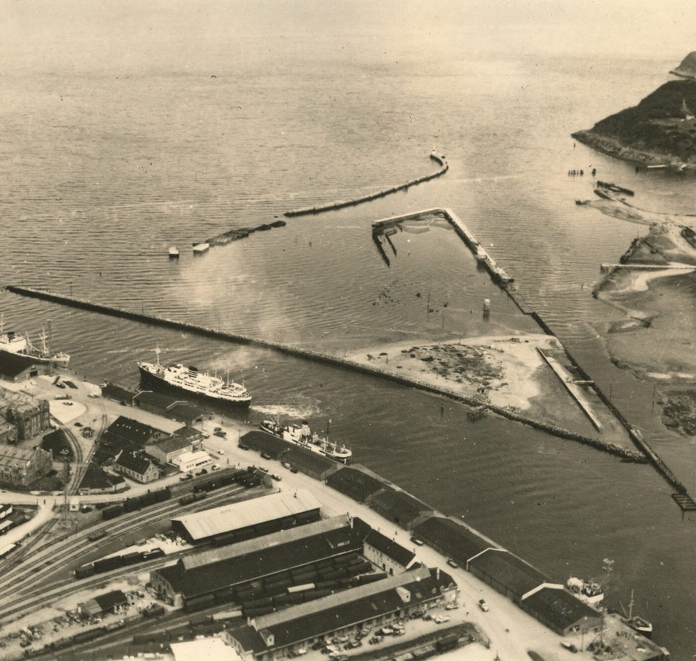Flyfoto over Nyhavna (ca. 1952) Trondheim byarkiv Foto: Schrøder