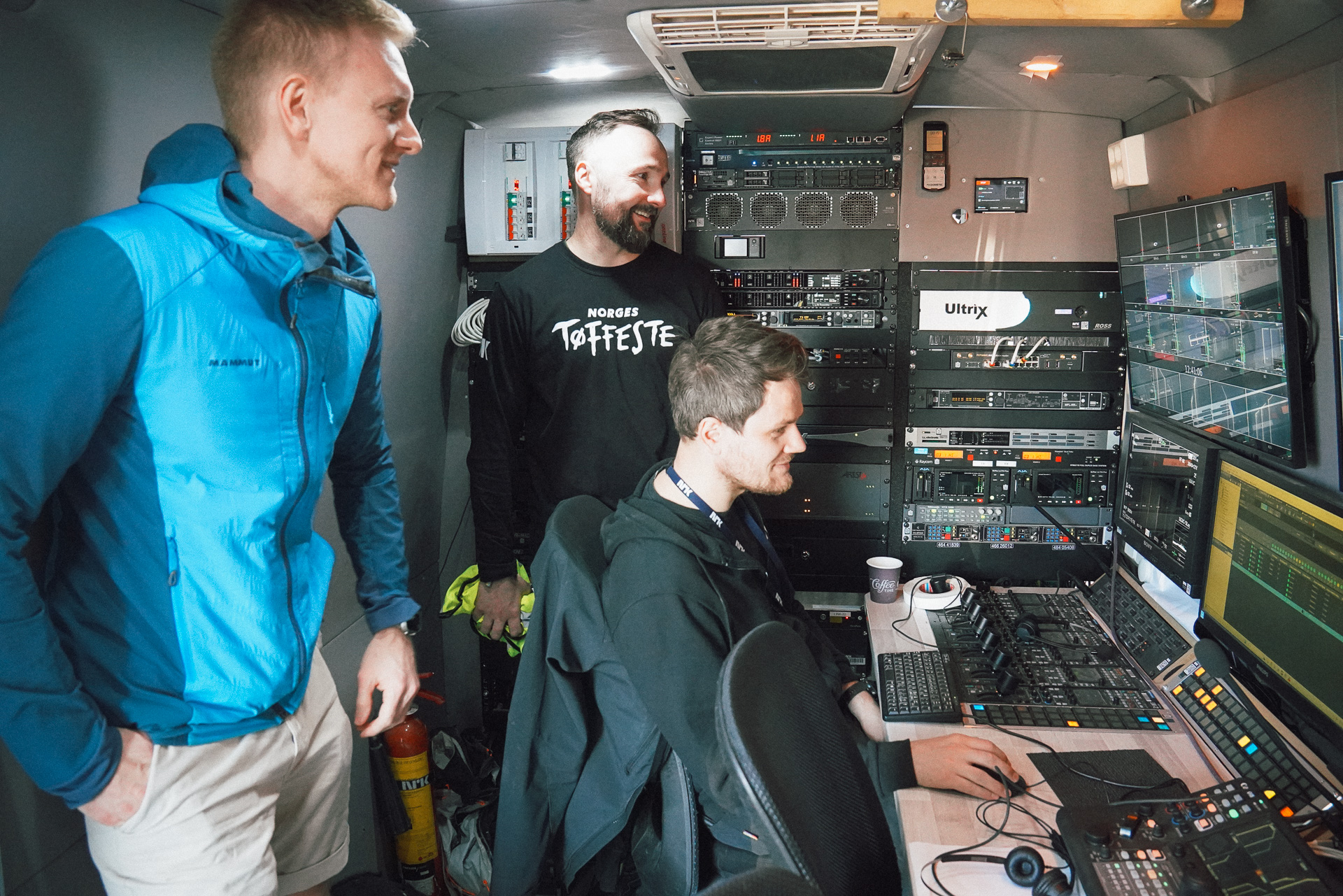 Dag André Koteng, Vegard Blakstad og Simen Loftesnes følger produksjonen fra regibussen til Norges tøffeste.