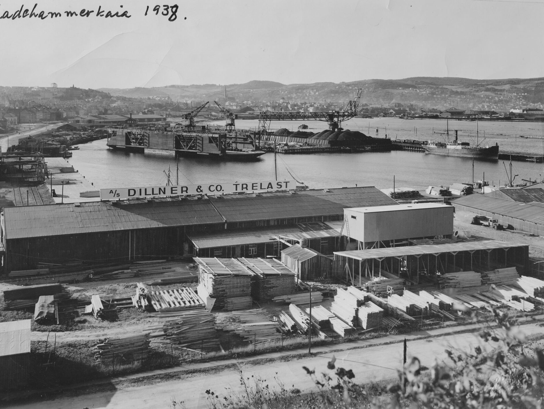 Trondheim Mekaniske Verksted 1938 Dillner & CO. Trelast, med flytedokken i bakgrunn fotografert i 1938. Foto: Schrøder, byarkivet