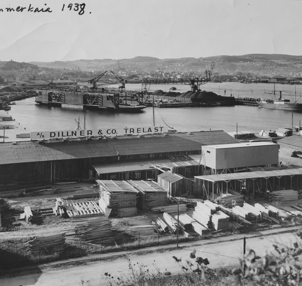 Trondheim Mekaniske Verksted 1938 Dillner & CO. Trelast, med flytedokken i bakgrunn fotografert i 1938. Foto: Schrøder, byarkivet