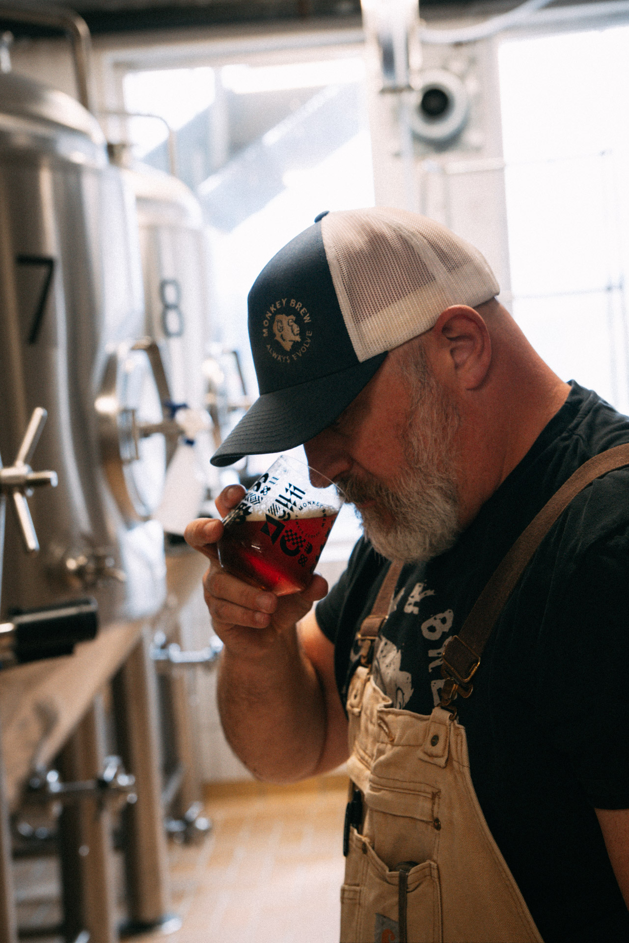 Beau lukter på et glass øl inne i bryggeriet hos Monkey Brew.